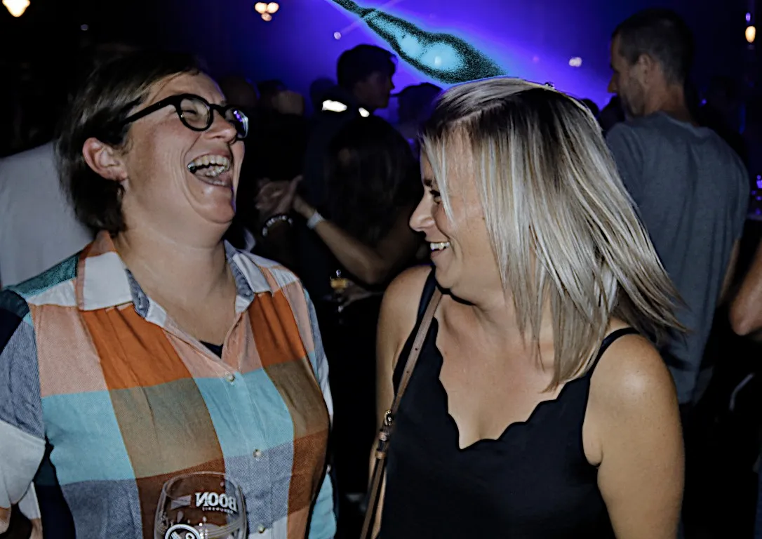 mensen aan het lachen op de jaarmarkt van Sint-Genesius-Rode